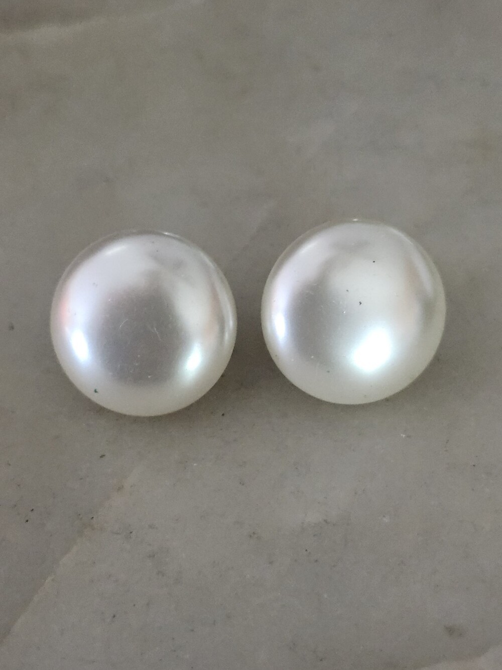 Vtg Sarah Coventry Classic White Lustrous Faux Pearl Clip On Earrings